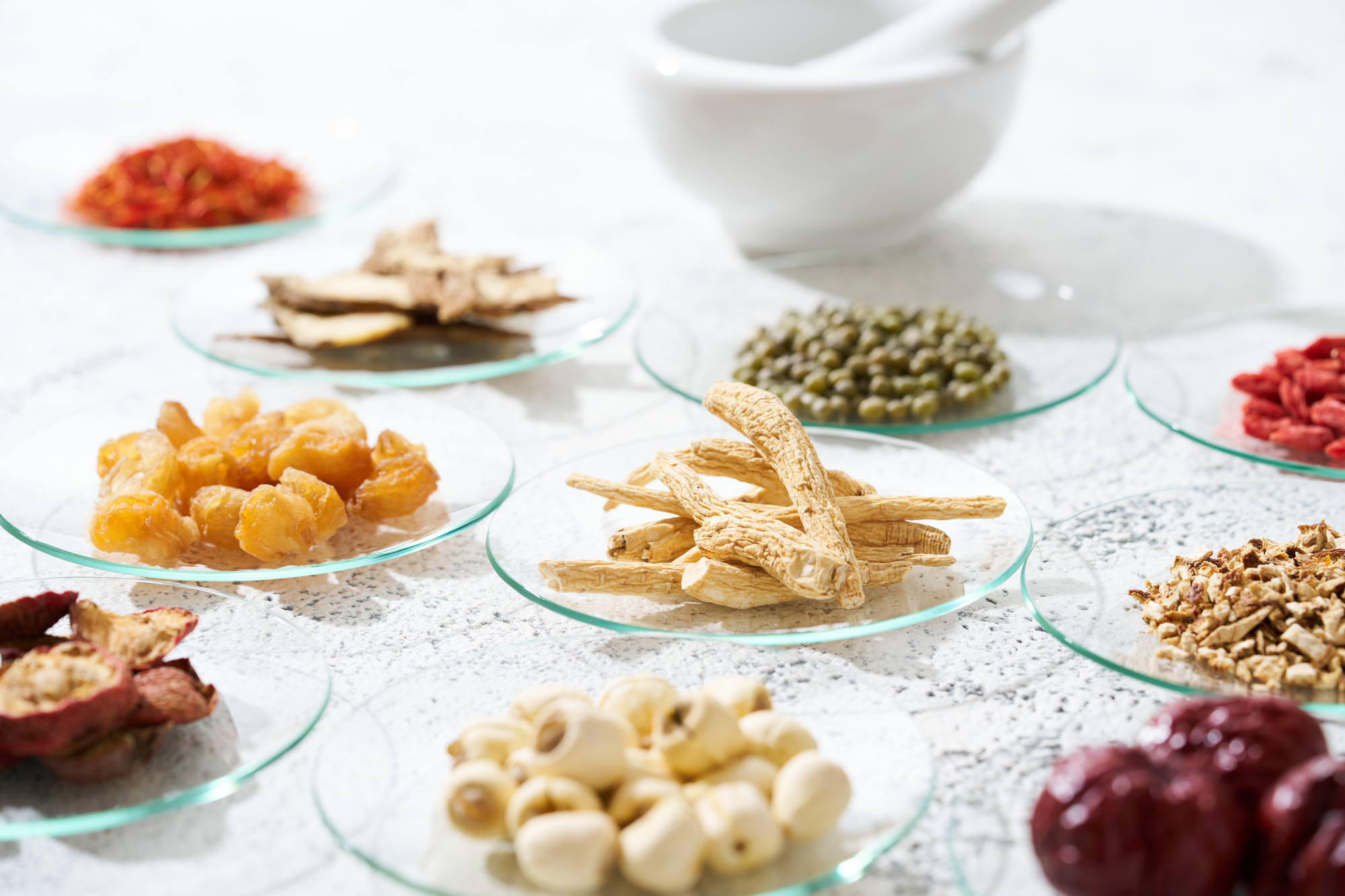 木製の薬箪笥に納められた生薬