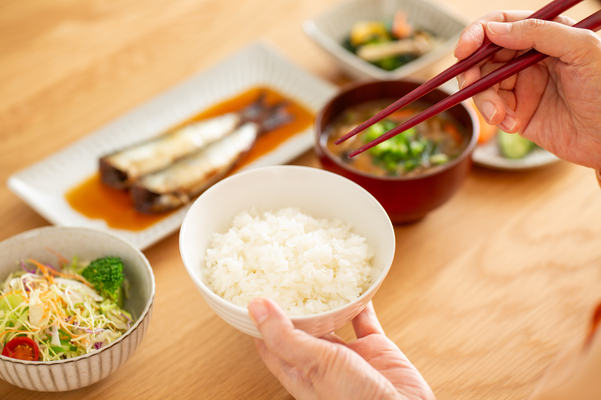 ごはんと味噌汁を中心にした和食の食卓